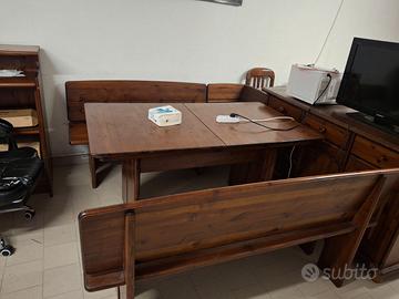 Tavolo con panca e sedie