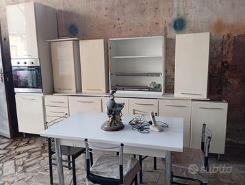 Cucina usata senza  top completo di tavolo e sedie