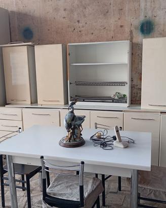 Cucina usata senza  top completo di tavolo e sedie