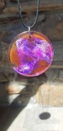 collana con ciondolo in resina