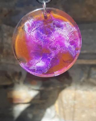 collana con ciondolo in resina