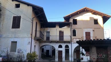 Rustico ampio con terreno in zona collinare