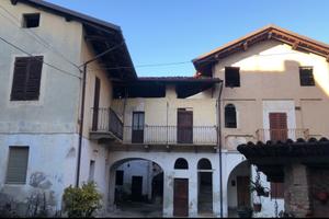 Rustico ampio con terreno in zona collinare