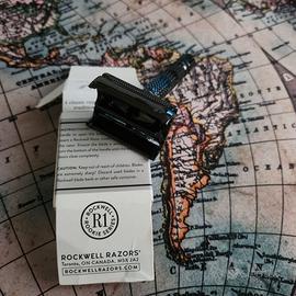 Rasoio apertura a farfalla