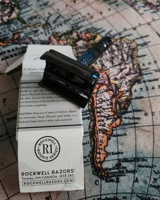 Rasoio apertura a farfalla