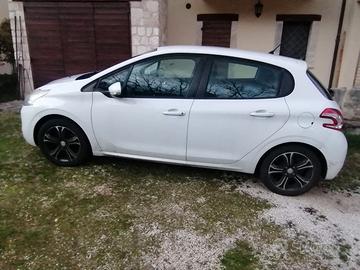 Peugeot 208 anno 2014 in buone condizioni