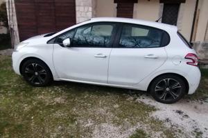 Peugeot 208 anno 2014 in buone condizioni