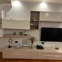 Parete attrezzata e tavolino soggiorno