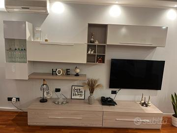 Parete attrezzata e tavolino soggiorno