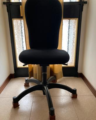 Sedia ufficio con sottopiedi in legno