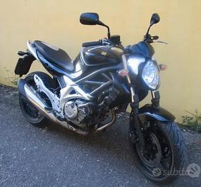 Moto nacked suzuki Gladius 650  hornet sv monster