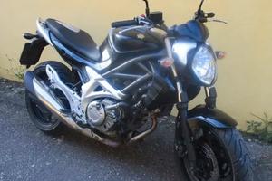 Moto nacked suzuki Gladius 650  hornet sv monster