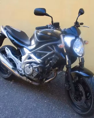 Moto nacked suzuki Gladius 650  hornet sv monster