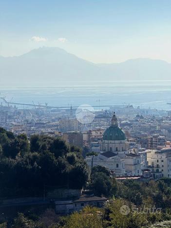 4 LOCALI A NAPOLI