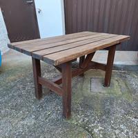 Tavolo in legno per terrazze o giardini 