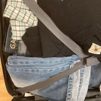 Valigia Delsey piena di vestiti vari