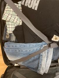 Valigia Delsey piena di vestiti vari