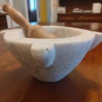 mortaio in marmo e legno