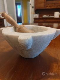 mortaio in marmo e legno