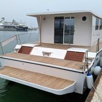 Catamarano a motore