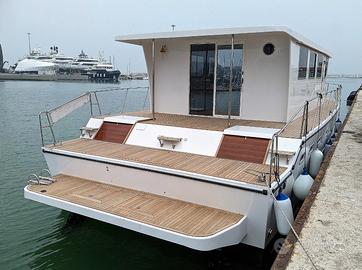 Catamarano a motore