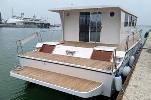 Catamarano a motore