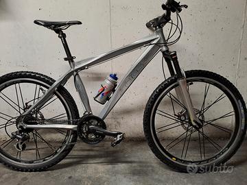 Bicicletta MTB Cross Country Ridge. 