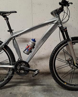 Bicicletta MTB Cross Country Ridge. 