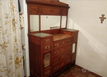 Comò antico in legno