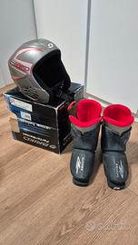 scarponi e casco sci