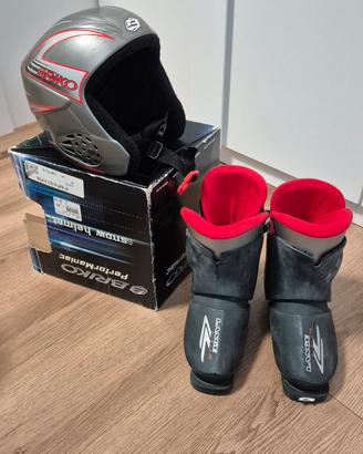 scarponi e casco sci