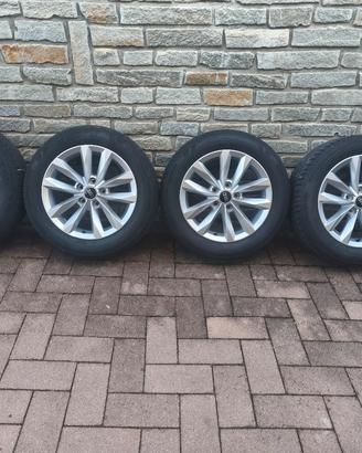 cerchi in lega con pneumatici 