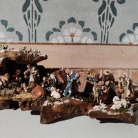 presepe artigianale in un tronco