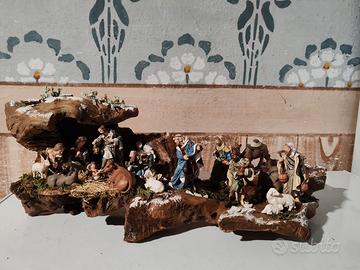 presepe artigianale in un tronco