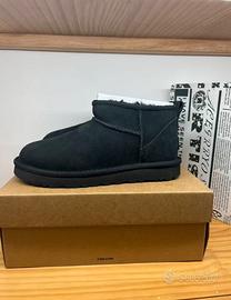 Stivali da neve UGG Classic Super Mini neri/37