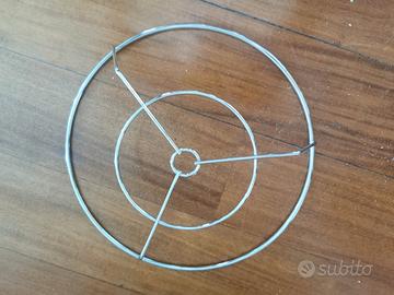 Supporti metallici per piatti in plastica  