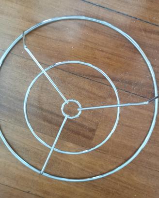 Supporti metallici per piatti in plastica  