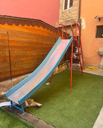 Scivolo con robusta struttura in ferro