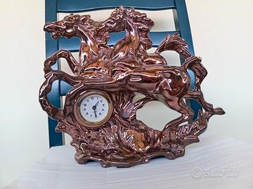 Soprammobile in ceramica vintage con orologio.