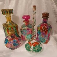 Cinque vasetti in vetro colorati