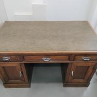 Scrivania in legno del 900