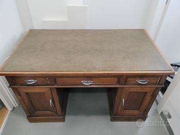 Scrivania in legno del 900