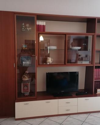 Parete attrezzata soggiorno con vetrine e porta TV