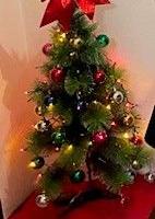 Albero di natale con luci e palline
