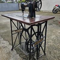 Macchina da cucire  a pedale  