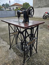 Macchina da cucire  a pedale  