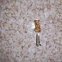 Spilla cravatta con ciondoli collana
