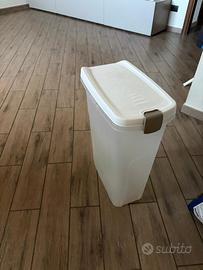 Contenitore per crocchette