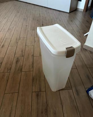 Contenitore per crocchette