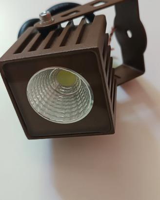 Proiettore da esterno a led integrato luce verde